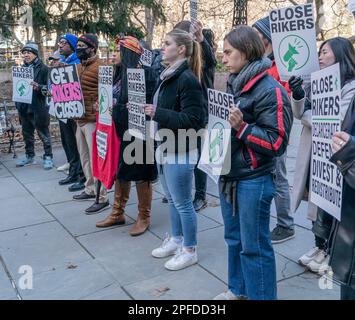 New York, USA. 16. März 2023. Gewählte Amtsträger, Anwälte halten eine Kundgebung ab, um Bürgermeister Eric Adams zu drängen, das Rikers Island Gefängnis am 16. März 2023 um 2027 Uhr im City Hall Park in New York zu schließen. (Foto: Lev Radin/Sipa USA) Guthaben: SIPA USA/Alamy Live News Stockfoto