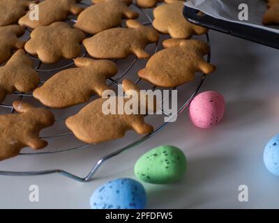 Hausgemachte Kekse auf Metallgrill auf weißem Tisch Stockfoto