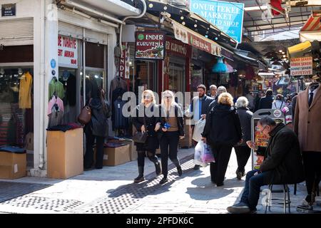 Kemeralti, Konak, Izmir - Türkei - 03-14-2023: Ein Blick vom historischen Kemeraltı Basar. Kemeralti ist ein historischer Basar im Bezirk Konak Stockfoto