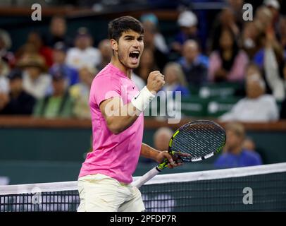 Am 16. März 2023 reagiert Carlos Alcaraz aus Spanien, nachdem er während der 2023 BNP Paribas Open im Indian Wells Tennis Garden in Indian Wells, Kalifornien, einen Punkt gegen Felix Auger-Aliassime aus Kanada gewonnen hat. Erforderlicher Bildnachweis: Charles Baus/CSM Stockfoto