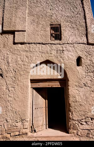 Türen im verlassenen Schlammziegeldorf Harat al Bilad, Manah, Oman Stockfoto