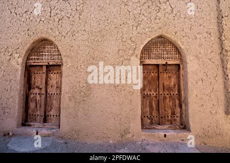 Türen im verlassenen Schlammziegeldorf Harat al Bilad, Manah, Oman Stockfoto