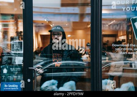 New York, Usa. 13. März 2023. Der Starbucks Barista und Gewerkschaftsorganisator Austin Locke wird nach seiner Schicht am Standort Astoria der globalen Kaffeekette gesehen. Austin Locke, ein sechsjähriger Starbucks-Mitarbeiter, wurde am 5. Juli 2022 entlassen, nachdem das Unternehmen mit Sitz in Seattle angeklagt hatte, dass er gegen die COVID-Protokolle des Unternehmens verstoßen habe und eine falsche Klage wegen Gewalt am Arbeitsplatz erhoben habe. Mr. Locke wurde seitdem von der Kaffeefirma wieder eingestellt, die auch $21.000 Dollar an Rückzahlung und Strafen als Teil eines Vergleichs für die Verletzung des städtischen Fair Workweek Law zahlen muss. Kredit: SOPA Images Limited/Alamy Live News Stockfoto