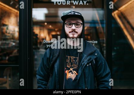 Der Starbucks Barista und Gewerkschaftsorganisator Austin Locke wird nach seiner Schicht am Standort Astoria der globalen Kaffeekette gesehen. Austin Locke, ein sechsjähriger Starbucks-Mitarbeiter, wurde am 5. Juli 2022 entlassen, nachdem das Unternehmen mit Sitz in Seattle angeklagt hatte, dass er gegen die COVID-Protokolle des Unternehmens verstoßen habe und eine falsche Klage wegen Gewalt am Arbeitsplatz erhoben habe. Mr. Locke wurde seitdem von der Kaffeefirma wieder eingestellt, die auch $21.000 Dollar an Rückzahlung und Strafen als Teil eines Vergleichs für die Verletzung des städtischen Fair Workweek Law zahlen muss. (Foto: Olga Fedorova/SOPA Images/Sipa USA) Stockfoto