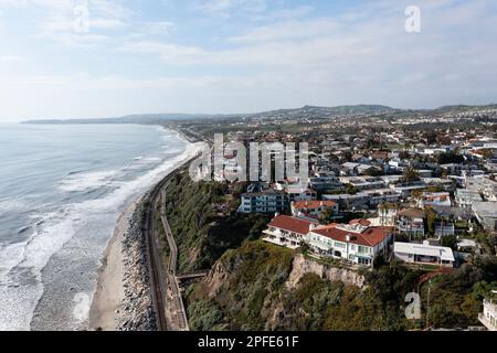 San Clemente, Kalifornien, USA. 16. März 2023. Vier Apartmentgebäude mit Meerblick in San Clemente aus der Vogelperspektive. Küstenerosion und Schlammlawinen stellen nach heftigen Regenfällen eine ständige Bedrohung in dem Gebiet dar. (Kreditbild: © Ruaridh Stewart/ZUMA Press Wire) NUR REDAKTIONELLE VERWENDUNG! Nicht für den kommerziellen GEBRAUCH! Stockfoto