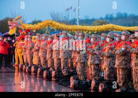 ZAOZHUANG, CHINA - 17. MÄRZ 2023 - Eine Abschiedszeremonie für neue Rekruten findet auf dem Platz vor dem Bahnhof Zaozhuang in Peking-Shangh statt Stockfoto