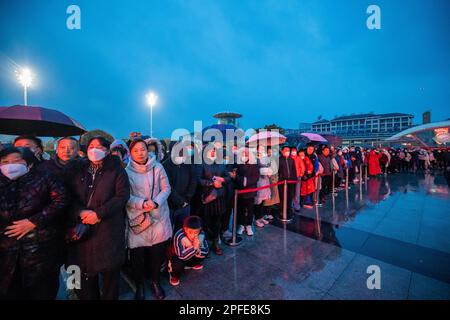 ZAOZHUANG, CHINA - 17. MÄRZ 2023 - Eine Abschiedszeremonie für neue Rekruten findet auf dem Platz vor dem Bahnhof Zaozhuang in Peking-Shangh statt Stockfoto