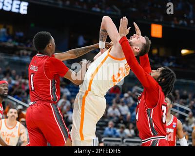 Orlando, Florida, USA. 16. März 2023. Tennessee Volunteers Forward Uros Plavsic (33) wird von Louisiana Ragin Cajuns Forward Joe Charles (1) unter dem Korb während der 1. Hälfte der NCAA Orlando Regional zwischen Louisiana Ragin' Cajuns und Tennessee Volunteers im Amway Center in Orlando, FL. Romeo T Guzman/CSM/Alamy Live News Stockfoto