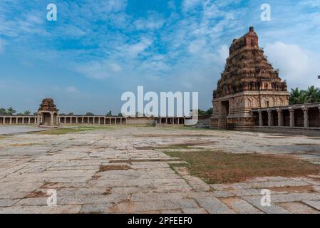 Pattabhirama Tempel in Hampi gewidmet Lord RAM. Hampi, die Hauptstadt des antiken Vijayanagara-Reiches, gehört zum UNESCO-Weltkulturerbe. Stockfoto
