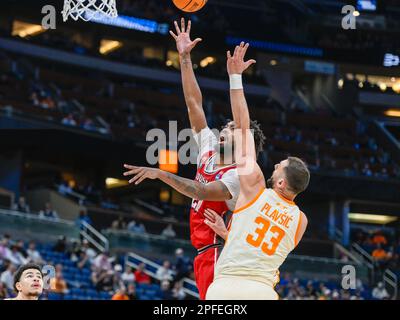 16. März 2023: Louisiana Ragin Cajuns Forward Jordan Brown (21) trifft während der 2. Halbzeit der NCAA Orlando Regional zwischen Louisiana Ragin' Cajuns und Tennessee Volunteers durch Tennessee Volunteers Forward Uros Plavsic (33). Tennessee besiegte Louisiana 58-55 im Amway Center in Orlando, FL. Romeo T Guzman/CSM. Stockfoto