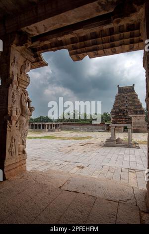 Pattabhirama Tempel in Hampi gewidmet Lord RAM. Hampi, die Hauptstadt des antiken Vijayanagara-Reiches, gehört zum UNESCO-Weltkulturerbe. Stockfoto