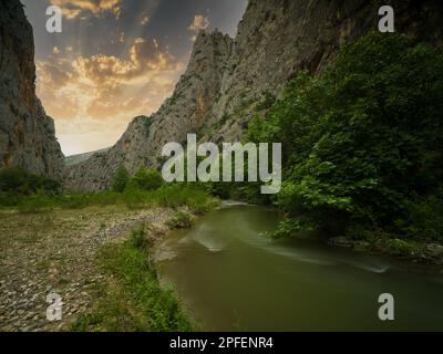 Kazankaya ( İncesu ) Canyon bei Sonnenaufgang. Beliebte touristische Schluchten der Türkei. Das natürliche Gebiet zwischen den Städten Yozgat und Corum. Stockfoto