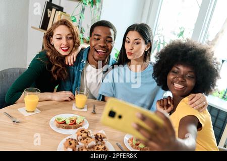 Eine Gruppe multiethnischer Freunde, die drinnen ein Selfie machen Stockfoto
