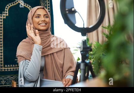 Willkommen zu einer weiteren Folge. Eine junge muslimische Frau nimmt sie für ihren Vlog auf. Stockfoto