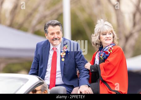 Laredo, Texas, USA - 19. Februar 2022: Die Geburtstagsparade von Anheuser-Busch Washington, Pete Saenz Bürgermeister der Stadt Laredo Stockfoto