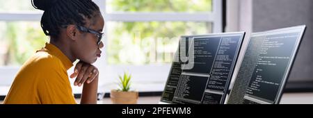 Afroamerikanische Frau Programmierer. Mädchen Codierung Auf Computer Stockfoto