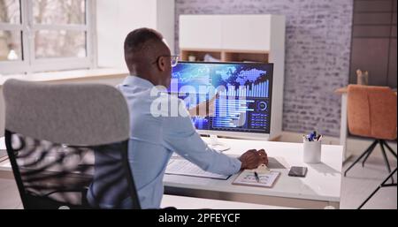African American Data Analyst mit Data Analytics KPI Dashboard Stockfoto