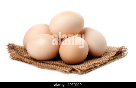 Braune Eier auf einem rustikalen Stoff - Biologische Hühnereier zum Verkauf Stockfoto