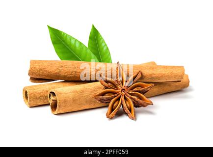 Cinnamon Anise mit Leafs auf weißem Hintergrund. Küchenkräuter Stockfoto