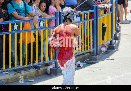 Blutige Flagellant-Parade in der Philippinen Street zur Heiligen Woche und Karfreitag, philippinische Rituale, Maleldo, echte Kreuzigung, blutige Auspeitsche ostern Stockfoto