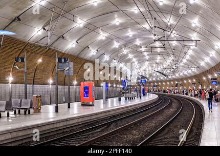 Monte Carlo, Monaco - 27. Mai 2022: Zuggleise verschwinden in den Tunnel und Ampeln an der U-Bahn-Station Cote d Azur Stockfoto