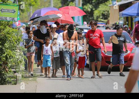 Echte Kreuzigung und blutige Flagellants Parade, Heilige Woche, Karfreitag, philippinische traditionelle Rituale, Maleldo, Verdammte osterpeitsche Stockfoto