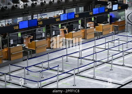 Stuttgart, Deutschland. 17. März 2023. Leere Terminals in der leeren Abflughalle am Flughafen Stuttgart. Flüge werden aufgrund eines Verdi-Streiks gestrichen. Kredit: Bernd Weißbrod/dpa/Alamy Live News Stockfoto