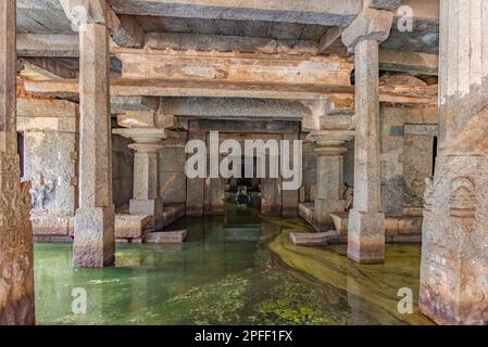 Prasanna Virupaksha oder unterirdischer Shiva-Tempel, Hampi. Hampi, die Hauptstadt des antiken Vijayanagara-Reiches, gehört zum UNESCO-Weltkulturerbe. Stockfoto
