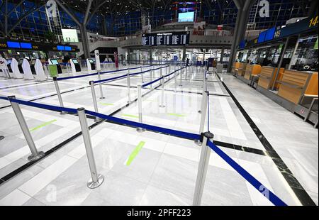 Stuttgart, Deutschland. 17. März 2023. Leere Terminals in der leeren Abflughalle am Flughafen Stuttgart. Flüge werden aufgrund eines Verdi-Streiks gestrichen. Kredit: Bernd Weißbrod/dpa/Alamy Live News Stockfoto