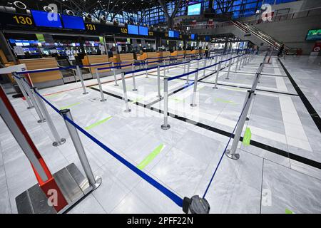 Stuttgart, Deutschland. 17. März 2023. Leere Terminals in der leeren Abflughalle am Flughafen Stuttgart. Flüge werden aufgrund eines Verdi-Streiks gestrichen. Kredit: Bernd Weißbrod/dpa/Alamy Live News Stockfoto