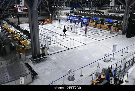 Stuttgart, Deutschland. 17. März 2023. Leere Terminals in der leeren Abflughalle am Flughafen Stuttgart. Flüge werden aufgrund eines Verdi-Streiks gestrichen. Kredit: Bernd Weißbrod/dpa/Alamy Live News Stockfoto