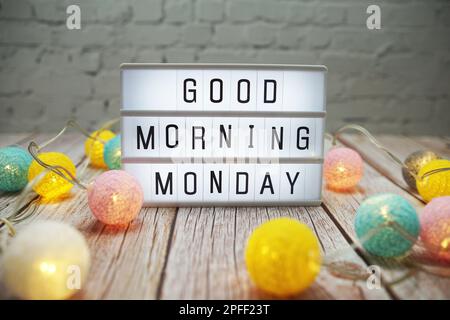 Guten Morgen Montag Text auf Lightbox auf Holzhintergrund Stockfoto