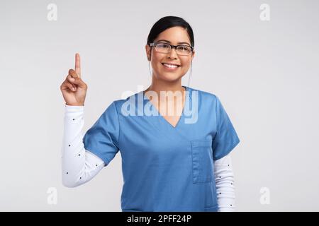 Schlaf dich aus, Versuch es noch mal. Porträt eines jungen Arztes, der Brille und Peeling trägt und auf einen weißen Hintergrund zeigt. Stockfoto