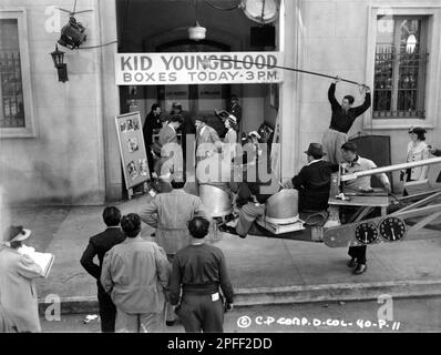 WILLIAM HOLDEN ADOLPHE MENJOU und BARBARA STANWYCK am Set, offen mit Director ROUBEN MAMOULIAN und Movie Crew, während der Film des GOLDEN BOY 1939 Regisseurs ROUBEN MAMOULIAN, der Clifford Odets-Kinematographen Karl Freund und Nicholas Musuraca-Produzent William Perlberg Columbia Pictures gedreht wurde Stockfoto