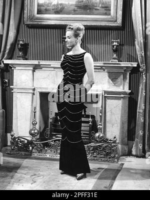 HOMMAGE AN DAS MODEPORTRÄT VON BLACKMAN als Cathy Gale in der Folge SECHS HÄNDE ÜBER DEN TISCH in der British TV Series THE AVENGERS Director RICHMOND HARDING am 16. 1963.produced. März von ABC Weekend Television / Associated British Corporation (ABC) Stockfoto