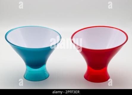 Rote und blaue Eisschale isoliert auf weißem Hintergrund Stockfoto