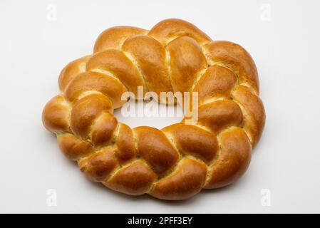 Traditionelles italienisches Brot Corona di Pasqua (Osterkranz) isoliert auf weißem Hintergrund. Stockfoto