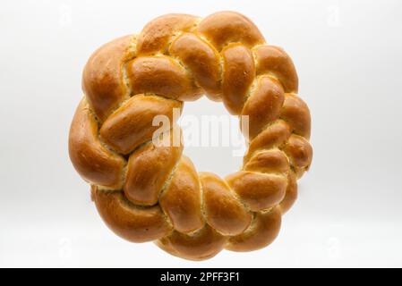 Traditionelles italienisches Brot Corona di Pasqua (Osterkranz) isoliert auf weißem Hintergrund. Draufsicht. Stockfoto