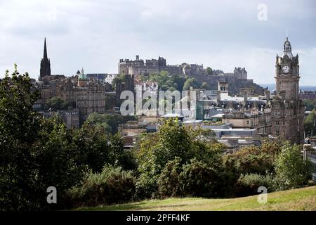 Datei Foto vom 25/09/16 aus einer allgemeinen Ansicht von Edinburgh, Schottland, mit Blick auf Edinburgh Castle und die Balmoral Clock, während einige der wichtigsten Touristenattraktionen Schottlands die Besucherzahlen in die Höhe schnellen, aber unter dem Niveau vor der Pandemie bleiben, die Zahlen zeigen. Stockfoto