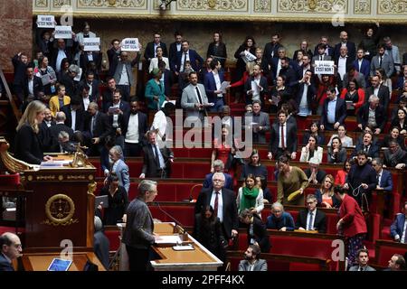 Paris, Frankreich. 16. März 2023. Die französische Premierministerin Elisabeth Borne hält am 16. März 2023 eine Rede auf der Nationalversammlung in Paris. Born on Thursday aktivierte einen Artikel der Verfassung des Landes, der es der Regierung ermöglicht, die Verabschiedung des umstrittenen Rentenreformgesetzes ohne Abstimmung in der Nationalversammlung zu erzwingen. Kredit: Rit Heize/Xinhua/Alamy Live News Stockfoto