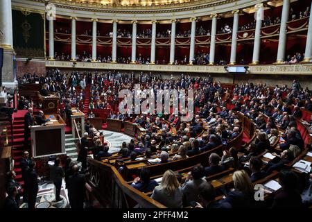 Paris, Frankreich. 16. März 2023. Die französische Premierministerin Elisabeth Borne hält am 16. März 2023 eine Rede auf der Nationalversammlung in Paris. Born on Thursday aktivierte einen Artikel der Verfassung des Landes, der es der Regierung ermöglicht, die Verabschiedung des umstrittenen Rentenreformgesetzes ohne Abstimmung in der Nationalversammlung zu erzwingen. Kredit: Rit Heize/Xinhua/Alamy Live News Stockfoto