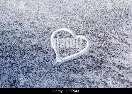 Schwarzer Ruß aus dem Kesselraum auf weißem Schnee. Stockfoto