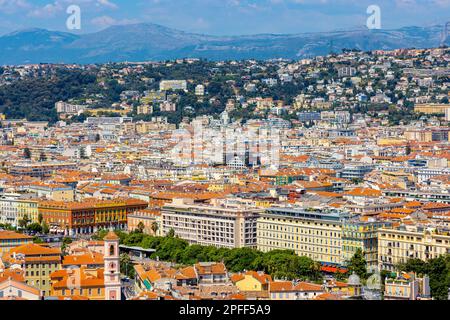 Nizza, Frankreich - 3. August 2022: Schönes Panorama mit der historischen Altstadt Vieille Ville und der Kathedrale Saint Reparata an der französischen Riviera Stockfoto