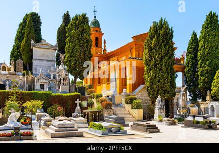 Nizza, Frankreich - 3. August 2022: Historischer Cimetiere do Chateau christlicher Friedhof mit Heiliger Dreifaltigkeitskapelle in der historischen Altstadt von Nizza Stockfoto