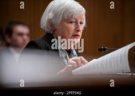 Washington, Usa. 16. März 2023. US-Finanzministerin Janet Yellen erscheint vor einer Anhörung des Finanzausschusses des Senats, um den Haushaltsantrag des Präsidenten für das Geschäftsjahr 2024 im Dirksen Senate Office Building in Washington, DC, USA, am Donnerstag, den 16. März, zu prüfen. 2023. Foto: Rod Lamkey/CNP/ABACAPRESS.COM Kredit: Abaca Press/Alamy Live News Stockfoto