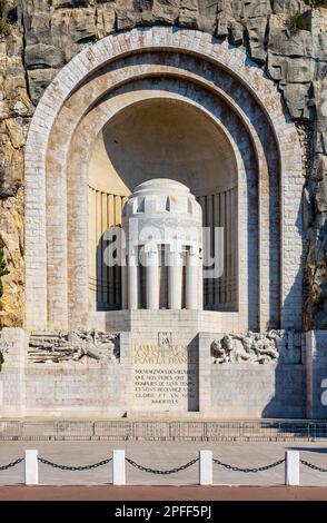 Nizza, Frankreich - 5. August 2022: Monument aux Morts Memorial to Falling on Rauba Capeu im Ersten Weltkrieg auf dem Schlosshügel im historischen Hafen von Nizza Stockfoto