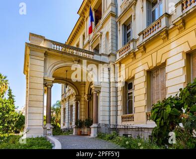 Nizza, Frankreich - 7. August 2022: Villa Massena Musee Kunstmuseum, Palast und Garten an der Promenade des Anglais in der historischen Altstadt Vieux Vieille Ville Stockfoto