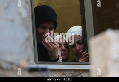 Ramallah. 16. März 2023. Angehörige trauern während einer Beerdigung von Palästinensern, die von israelischen Soldaten in der Stadt Dschenin im Westjordanland getötet wurden, am 16. März 2023. Palästina verurteilte am Donnerstag die Ermordung von vier Palästinensern durch Israel während eines Überfalls in der Stadt Dschenin im nördlichen Westjordanland. Das palästinensische Gesundheitsministerium sagte in einer Presseerklärung, dass vier Palästinenser während des Überfalls in Dschenin von israelischen Soldaten getötet und mehr als 20 weitere verletzt wurden. Kredit: Nidal Eshtayeh/Xinhua/Alamy Live News Stockfoto