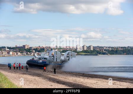 Die Postkutsche testet ein vorgeschlagenes Luftkissenboot, das 2007 von Kirkcaldy nach Edinburgh überquert wurde Stockfoto