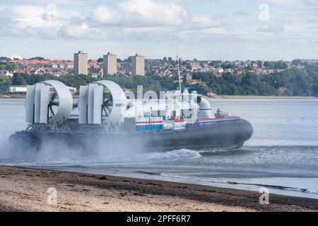 Die Postkutsche testet ein vorgeschlagenes Luftkissenboot, das 2007 von Kirkcaldy nach Edinburgh überquert wurde Stockfoto